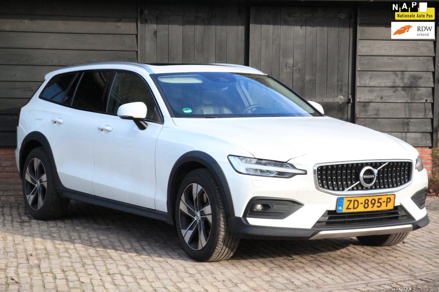 Volvo V60 Cross Country - 2.0 D4 AWD Intro Edition Panorama-Elek,Dak/Camera/Adaptive/Parkeersensor v,a/94000km - AutoWereld.nl