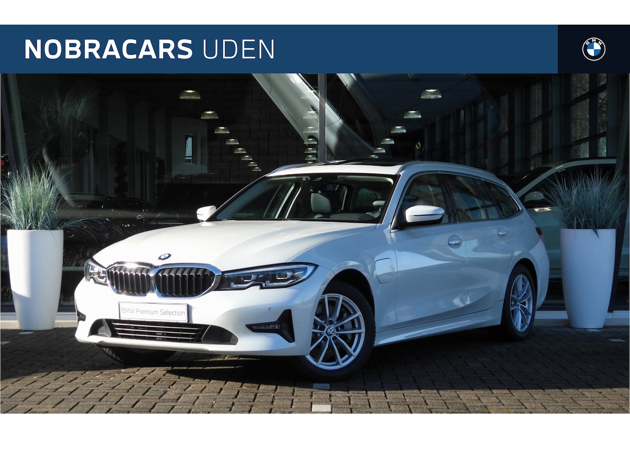 BMW 3-serie Touring - 330e High Executive Automaat / Panoramadak / Trekhaak / Sportstoelen / LED / Head-Up / Liv - AutoWereld.nl