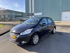 Peugeot 208 - 1.2 VTi Envy 5-Deurs 82 PK. Zeer goed onderhouden en de auto rijdt ook helemaal nieuw