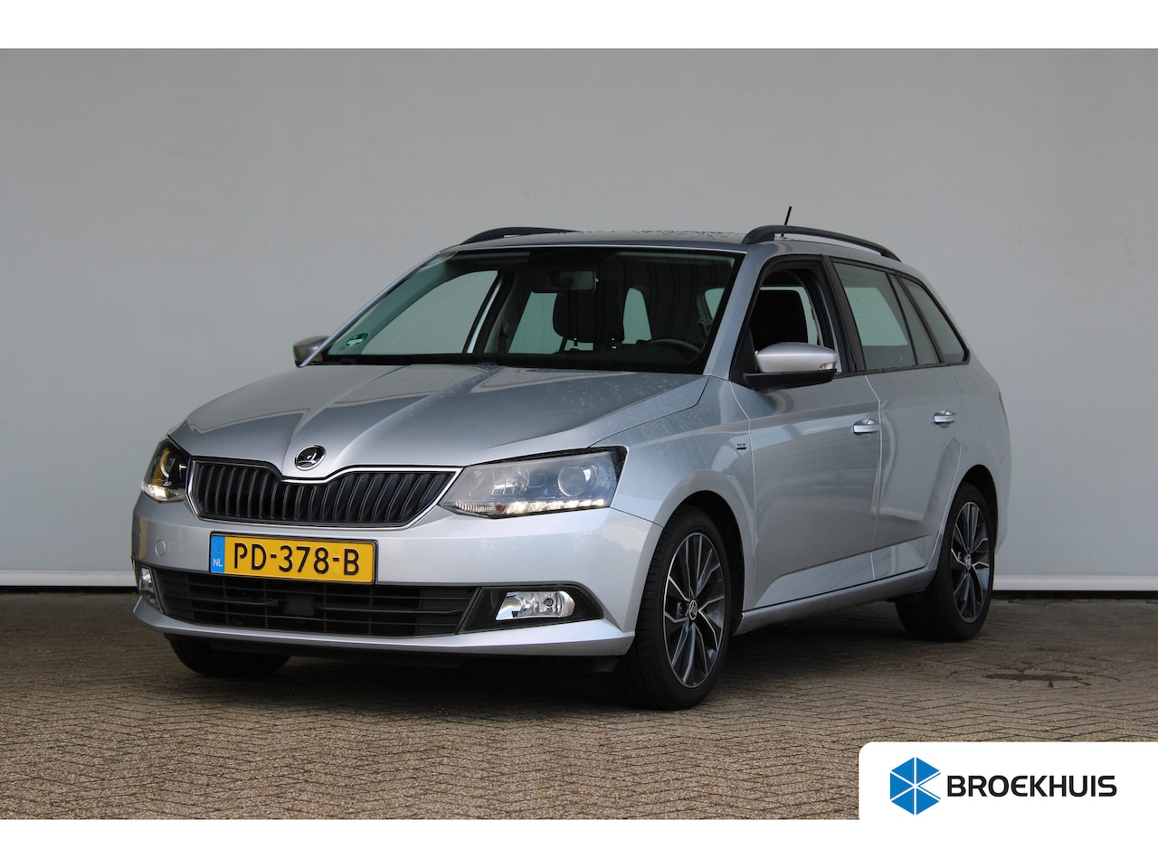 Skoda Fabia Combi - 1.2 TSI Drive | Parkeersensoren achter | Trekhaak | Navigatie | Cruise control | - AutoWereld.nl