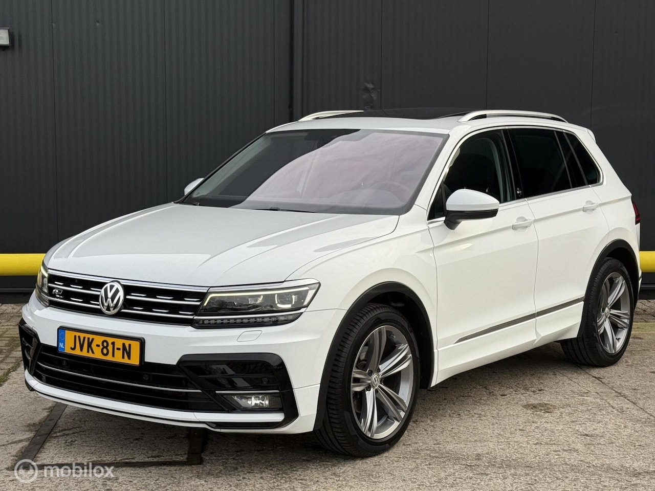 Volkswagen Tiguan - 1.4 TSI ACT R-Line | PANO | Trekhaak | ACC - AutoWereld.nl