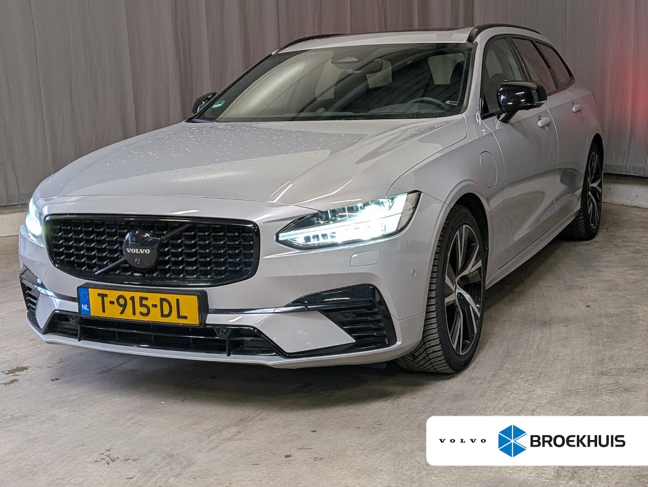 Volvo V90 - 2.0 T6 Plug-in hybrid AWD Ultimate Dark | Panoramadak | Trekhaak | Luchtvering | Bowers & - AutoWereld.nl