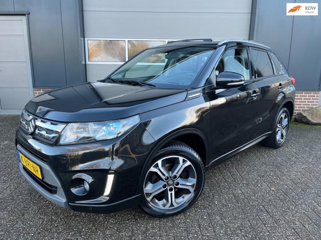 Suzuki Vitara - 1.6 High Executive-Panorama-Carplay-Cruise-Trekhaak-Stoelverwarming! - AutoWereld.nl