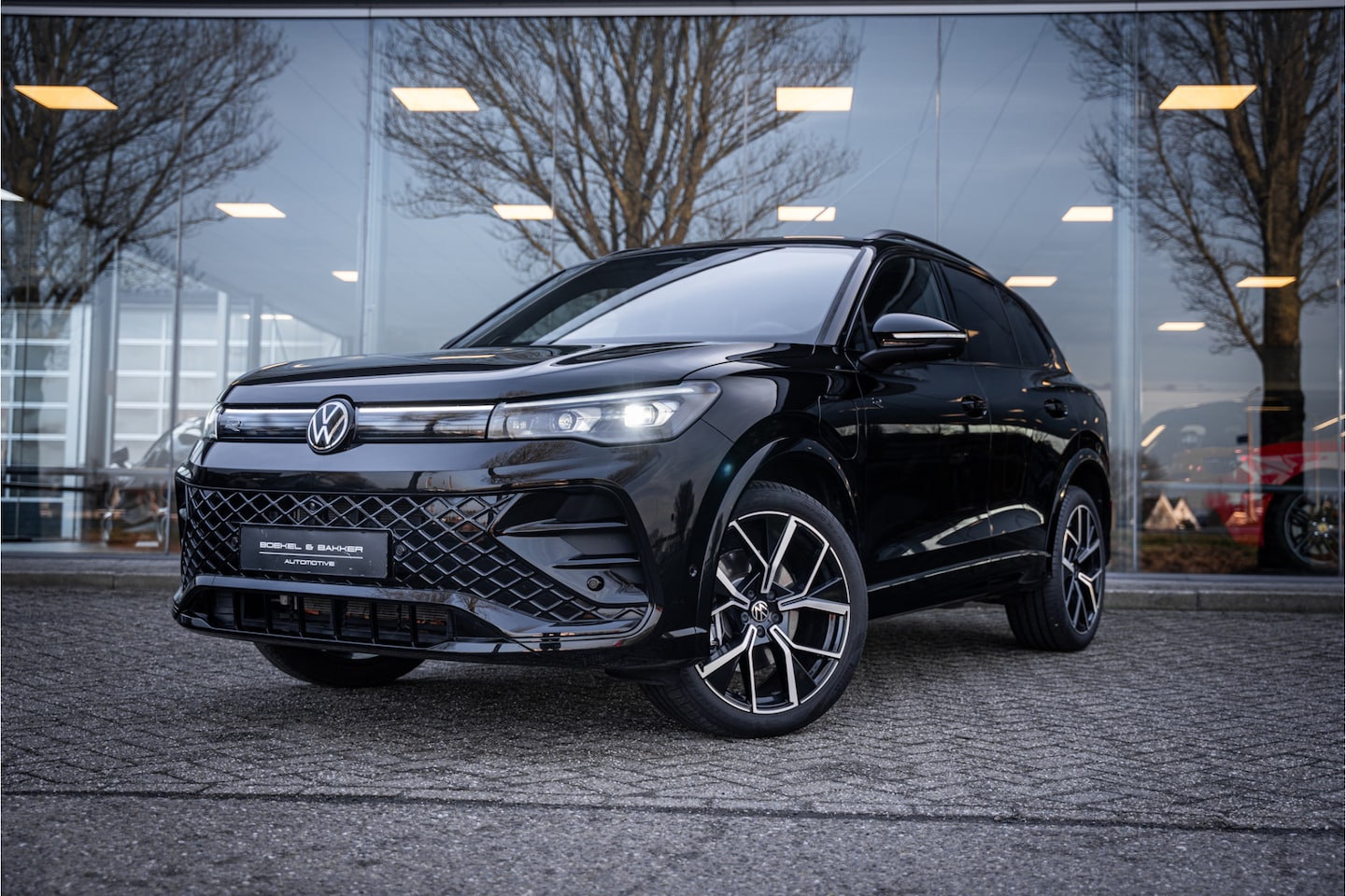 Volkswagen Tiguan - eHybrid R-Line Edition ** Panodak ** Trekhaak ** Leder ** Memory Harman/Kardon ** Massage - AutoWereld.nl