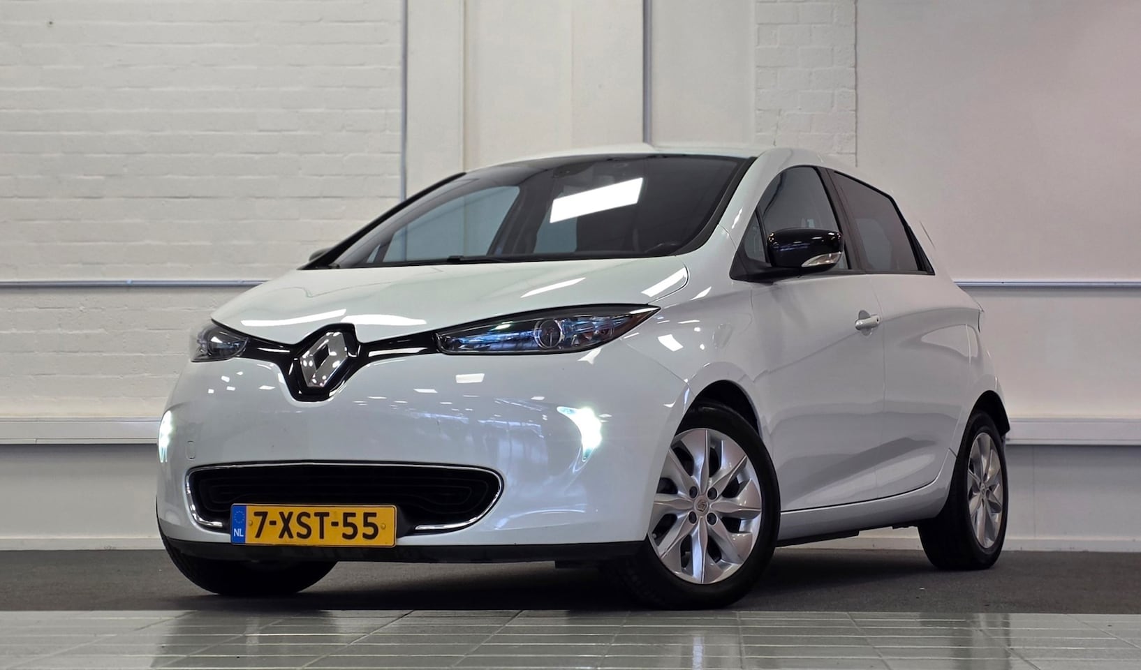 Renault Zoe - Q210 Zen Quickcharge 22 kWh Soh 90%! incl accu Geen huur Camera Navi - AutoWereld.nl