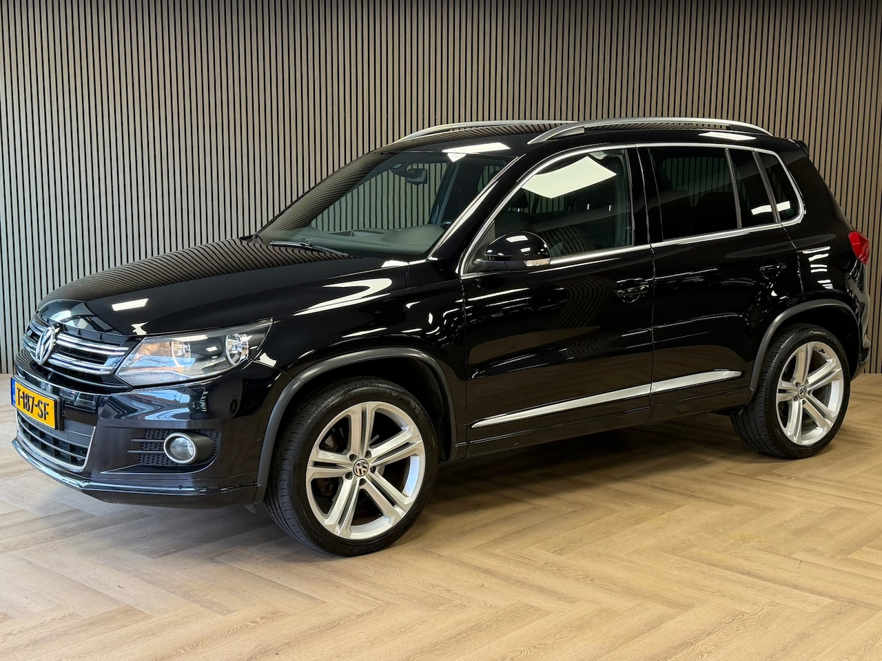 Volkswagen Tiguan - 1.4 TSI Sport&Style 4motion R-line Edition CAMERA CLIMATE CRUISE CONTROL TREKHAAK PDC - AutoWereld.nl
