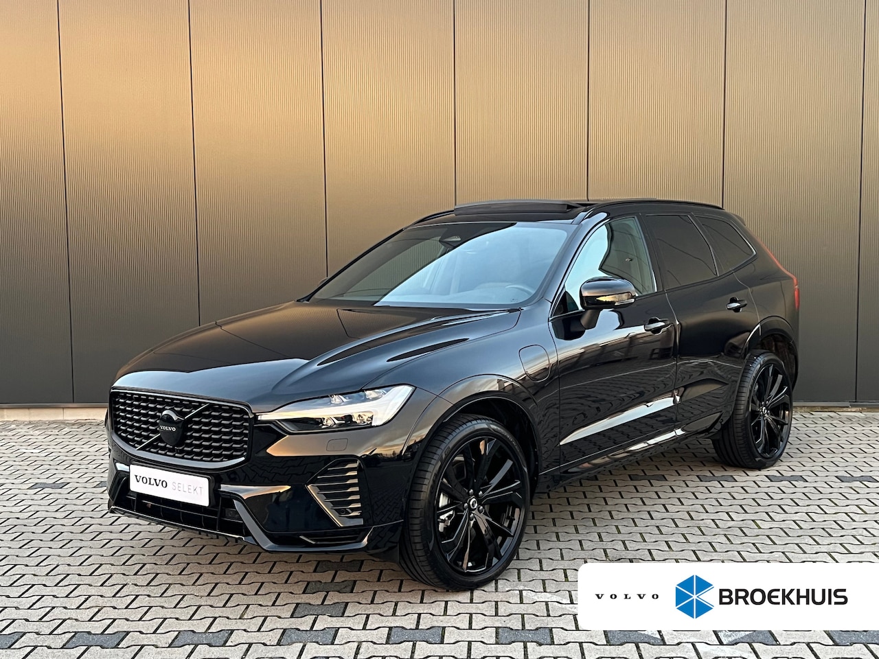 Volvo XC60 - T6 Plug-in hybrid AWD Plus Black Edition | Panoramadak | Trekhaak | Stoel en stuurwielverw - AutoWereld.nl