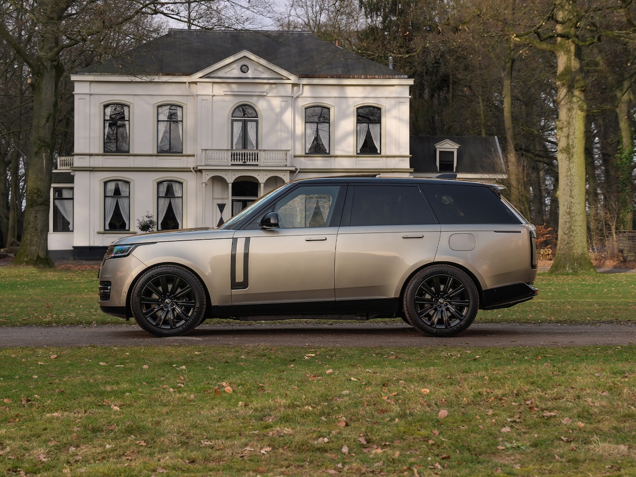 Land Rover Range Rover - 3.0 P550e Autobiography PHEV | Batumi Gold | Massage | Rear Seat Entertainment | Towing Pa - AutoWereld.nl