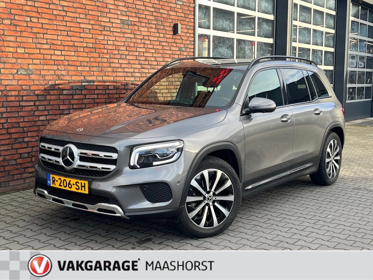 Mercedes-Benz GLB - 200 4MATIC Premium Plus 360°Camera/Adapt.Cruise/PDC/LED/DAB/Clima/Trekhaak/AppConnect - AutoWereld.nl
