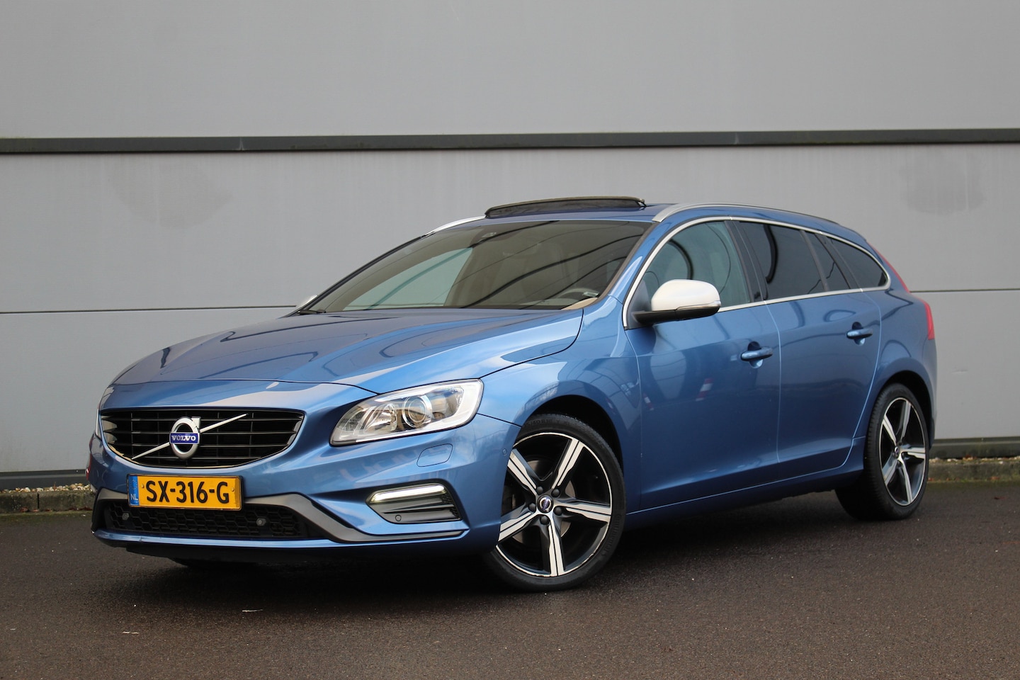 Volvo V60 - 2.0 T4 Business Sport | Schuifdak | Trekh. | Camera | Stoelverw. | BI-Xenon | 18" LMV | Al - AutoWereld.nl