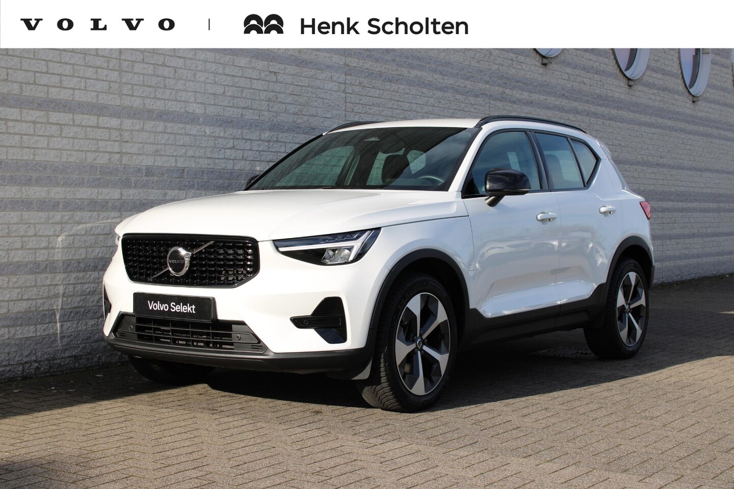Volvo XC40 - B4 Plus Dark | Semi elektrisch inklapbare trekhaak | 19" lichtmetalen velgen | All Seasonb - AutoWereld.nl