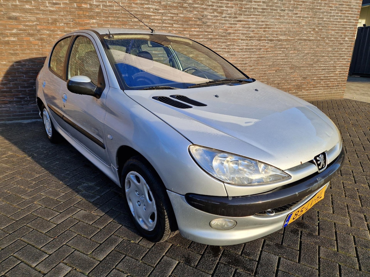 Peugeot 206 - 1.4 Gentry 5 deurs APK 06-'26 radio cd bluetooth - AutoWereld.nl