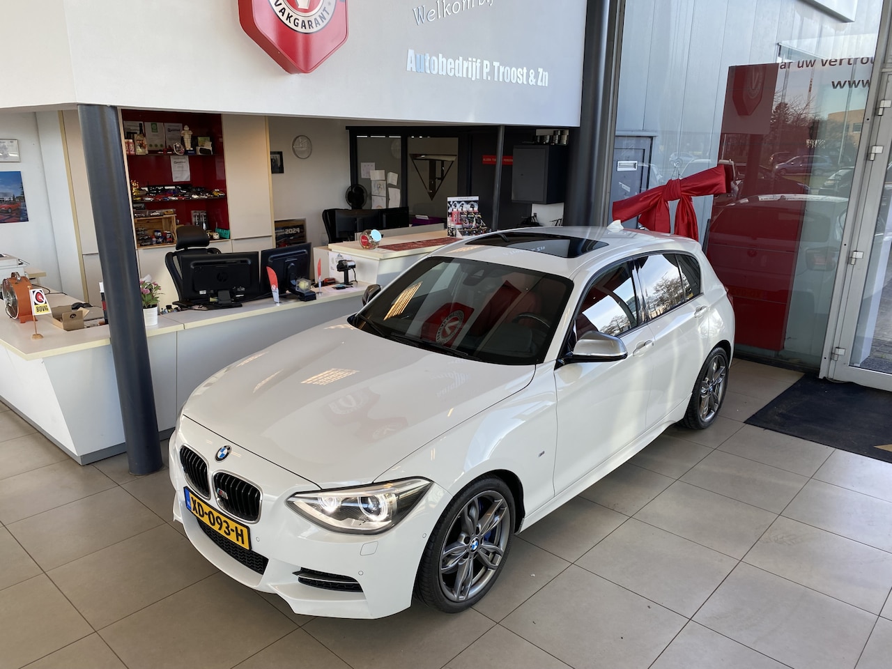 BMW 1-serie - M135i xDrive High Executive M135i xDrive High Executive,Performance,6 Cilinder,Schuifkanteldak,Leder&Stoelverwarming,H - AutoWereld.nl