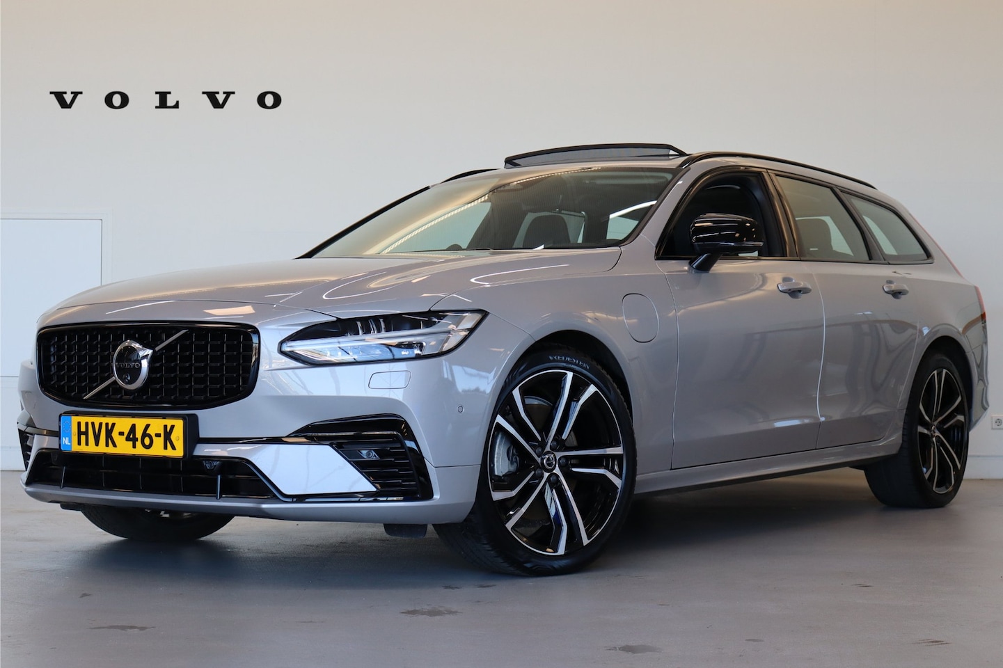 Volvo V90 - T8 455PK AWD Ultra Dark | Massage | Bowers & Wilkins | Luchtvering | Panoramadak | 20" - AutoWereld.nl