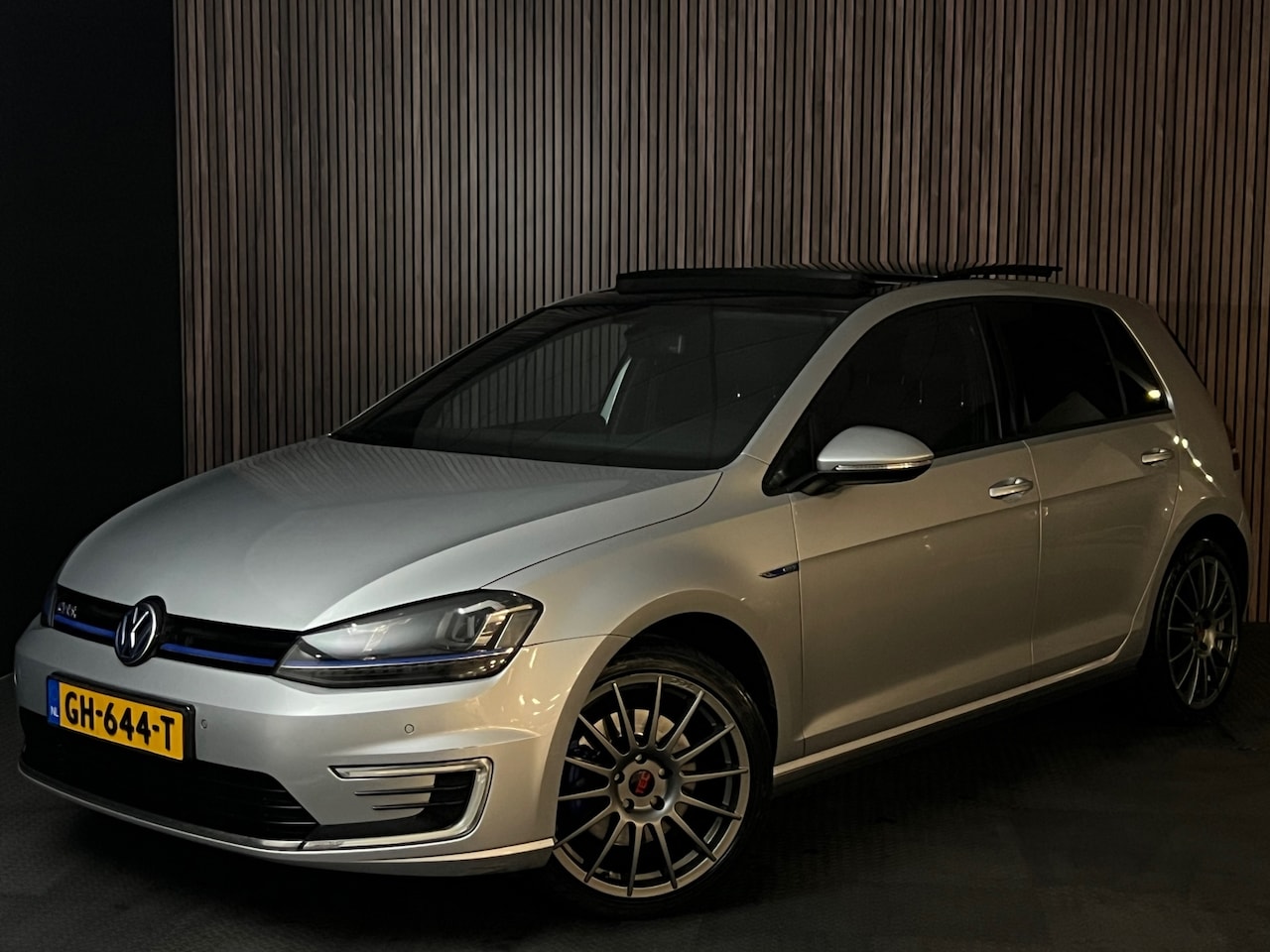 Volkswagen Golf - 1.4 TSI GTE PHEV PANORAMADAK/ACHTERUITRIJCAMERA/DEALER ONDERHOUDEN/ZEER NETTE AUTO - AutoWereld.nl