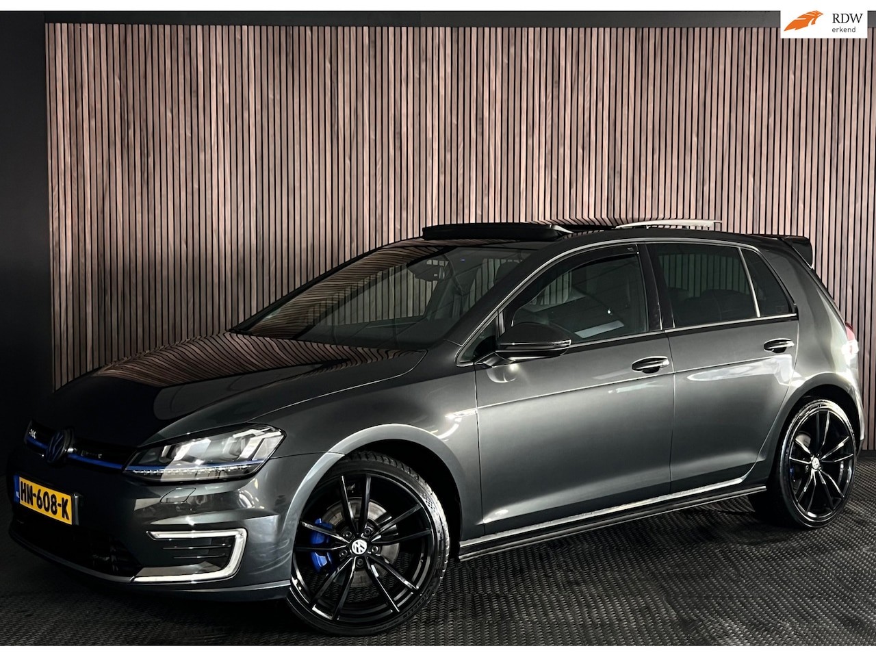 Volkswagen Golf - 1.4 TSI GTE PHEV FORGED CARBON STUUR/280PK/REMUS UITLAAT/PANORAMADAK/KEYLESS/SFEERVERLICHT - AutoWereld.nl