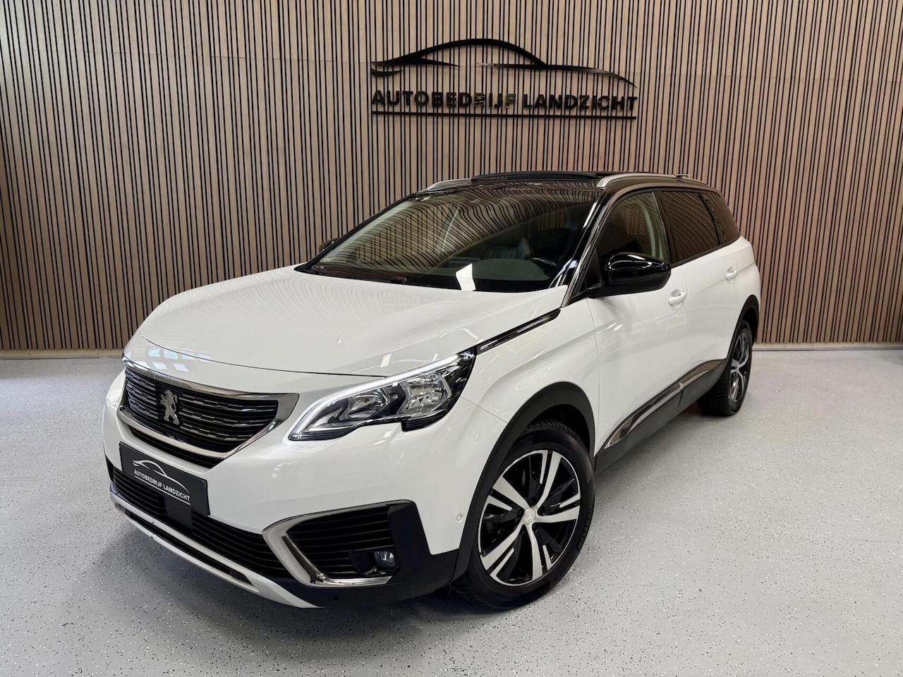 Peugeot 5008 - 1.2 PureTech Allure| PANO | Camera | Navi | 7p - AutoWereld.nl