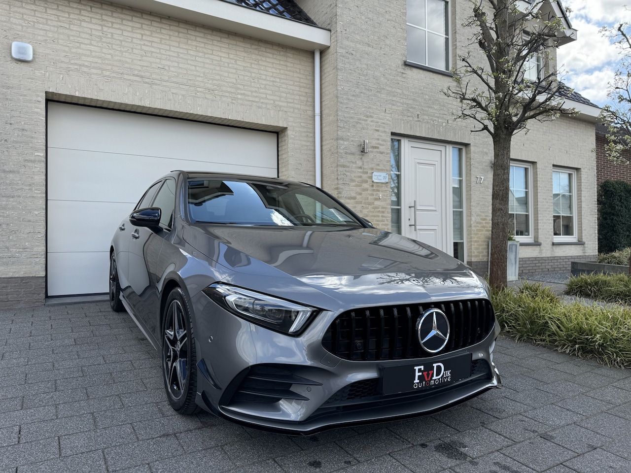Mercedes-Benz A-klasse - 180 AMG Aut Panoramadak Nightpakket Widescreen AmbientLight Keyless SportLeder Led Camera - AutoWereld.nl