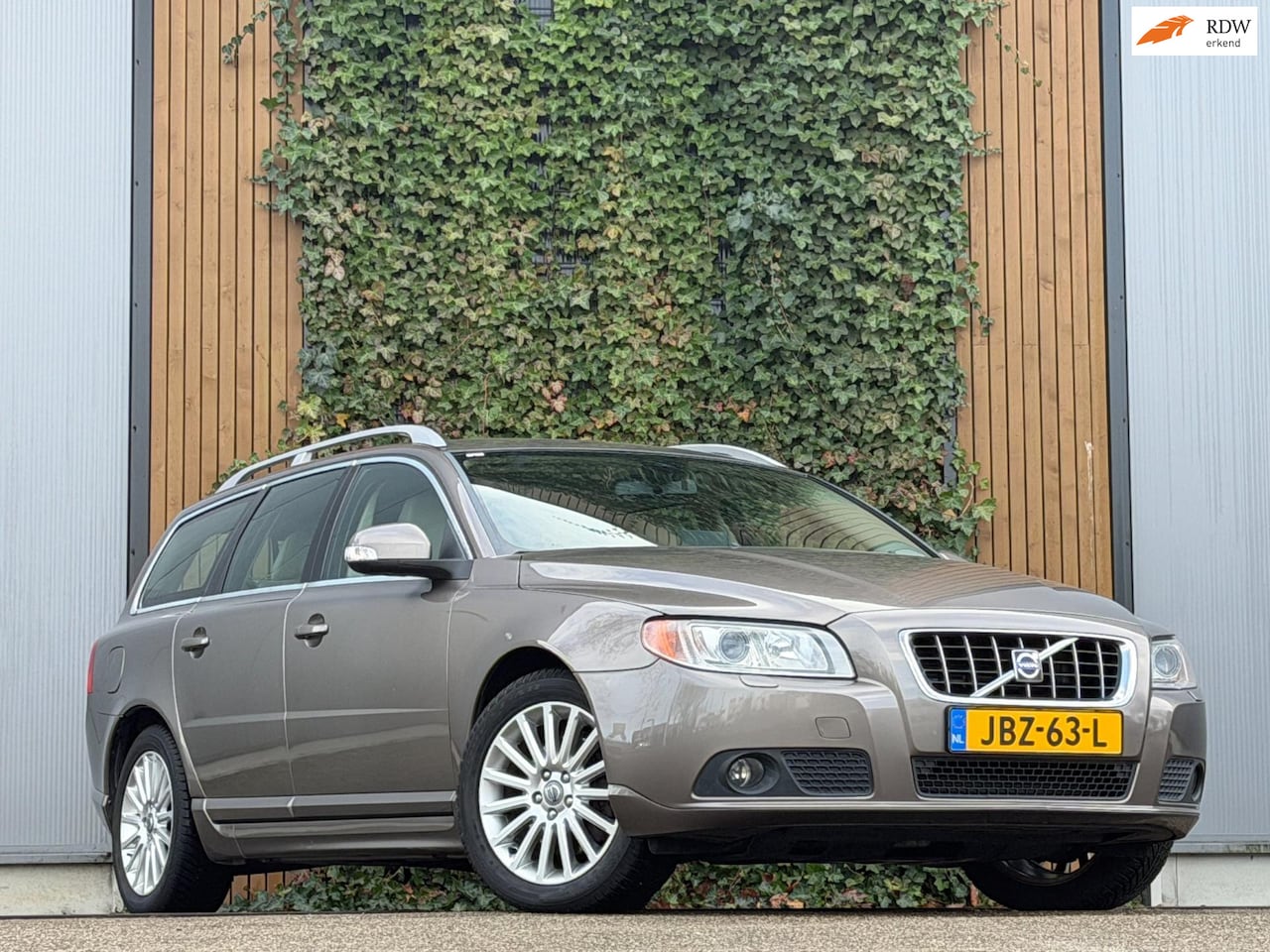 Volvo V70 - 3.0 T6 AWD Momentum|LEDER|TREKHAAK - AutoWereld.nl