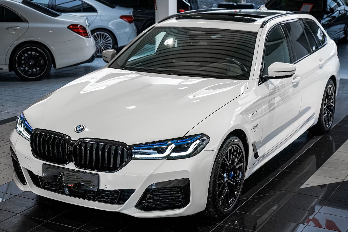 BMW 5-serie Touring - 530e M-SPORT PRO ** LASER, M-SPORT SPORTST, PANORAMA, ACC, HuD, 19-inch LMV ** 1e EIG - UN - AutoWereld.nl