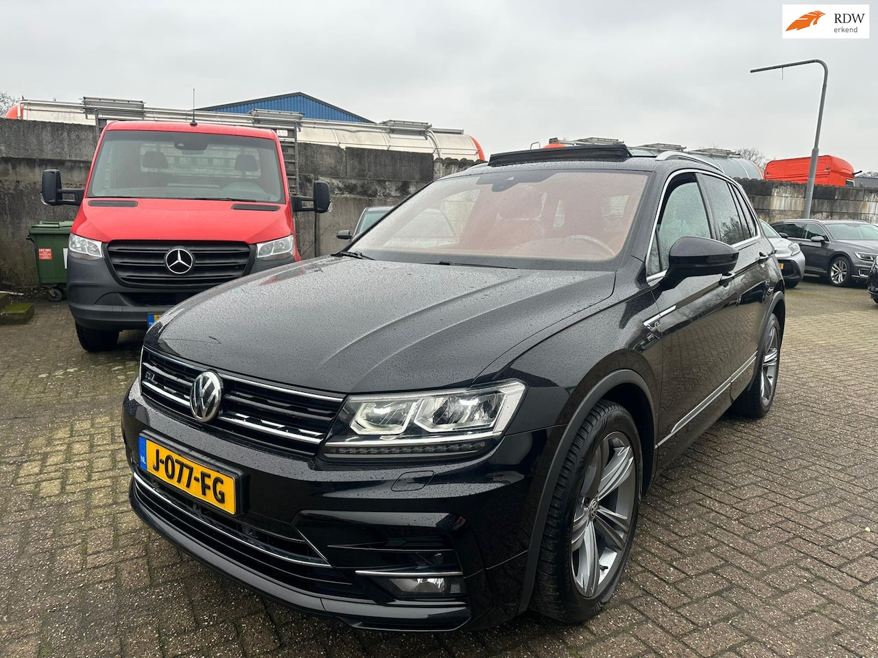 Volkswagen Tiguan - 2.0 TDI R LINE PANO/ DIGITAL DASH/ NAVI/ CAMERA/ LM VELGEN! - AutoWereld.nl