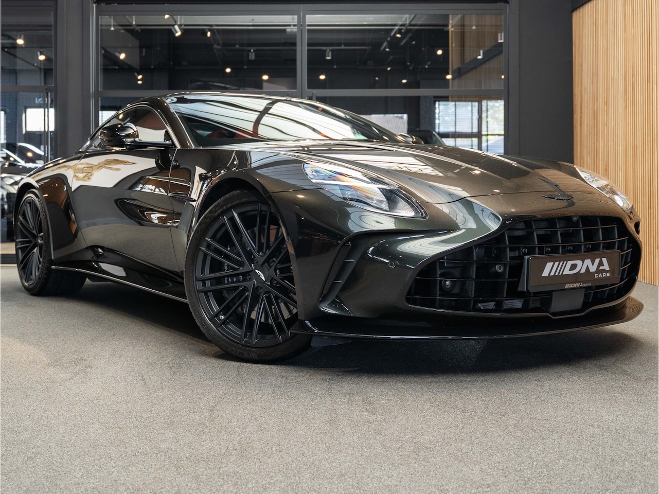 Aston Martin V8 Vantage - Minotaur Black Pack 4.0 V8 - AutoWereld.nl
