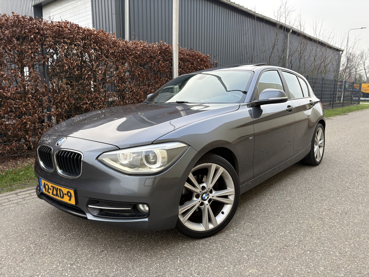 BMW 1-serie - 114i Business+ / SPORT / LEER / SCHUIFDAK / NAVI / STOELVERWARMING - AutoWereld.nl