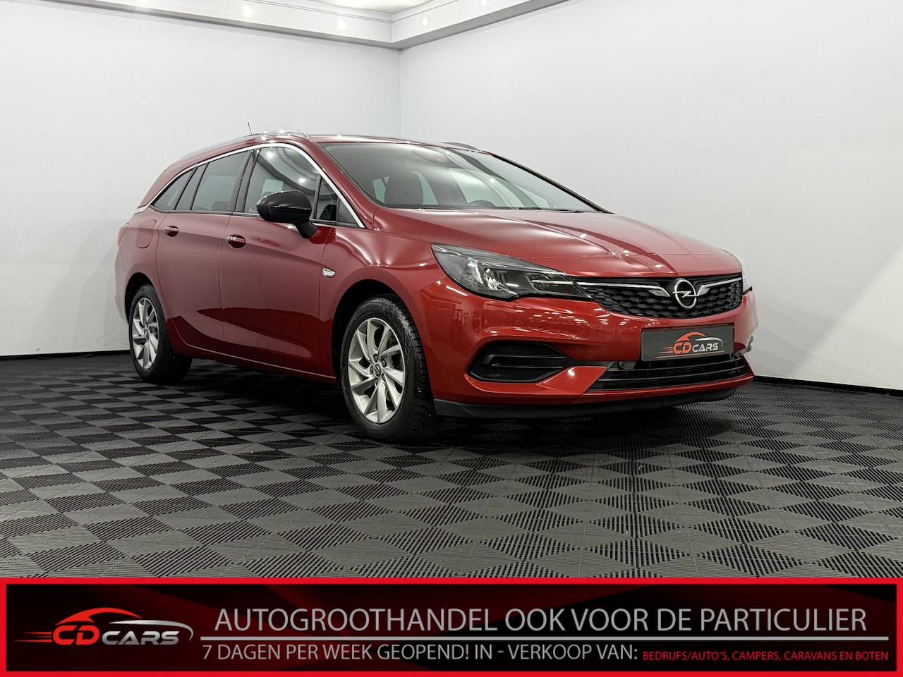 Opel Astra Sports Tourer - 1.2 Blitz Elegance Half leder, Navi, Parkeersensoren, Stoelverwarming, Rijstrook correctie - AutoWereld.nl