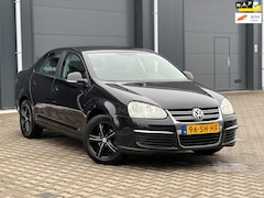 Volkswagen Jetta - 1.6 TRENDLINE CLIMA CRUISE LMV
