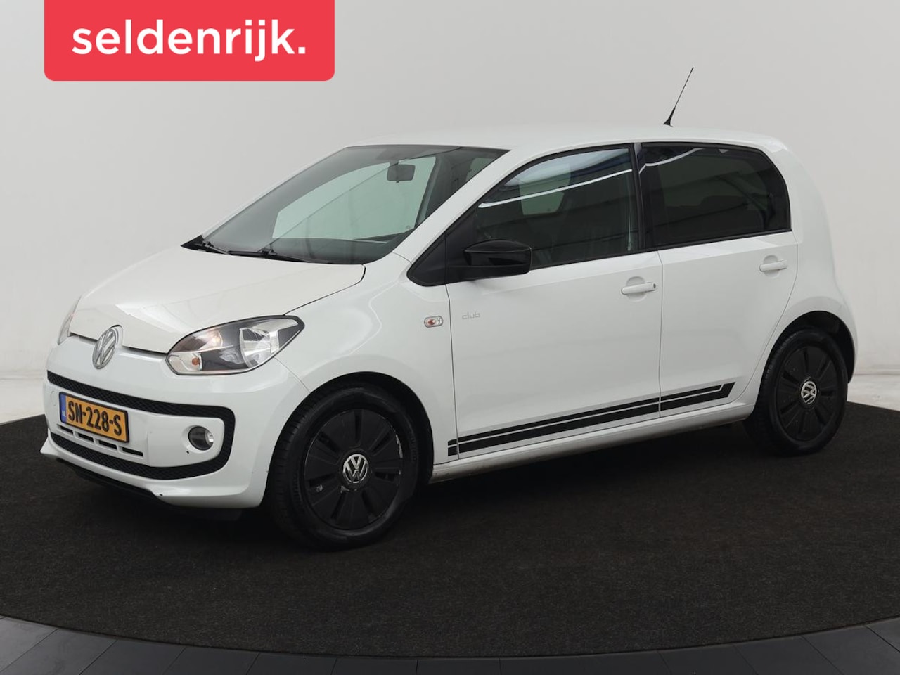 Volkswagen Up! - 1.0 High Up! | Stoelverwarming | Airco | Radio/CD | 15'' lichtmetalen velgen | Getint glas - AutoWereld.nl