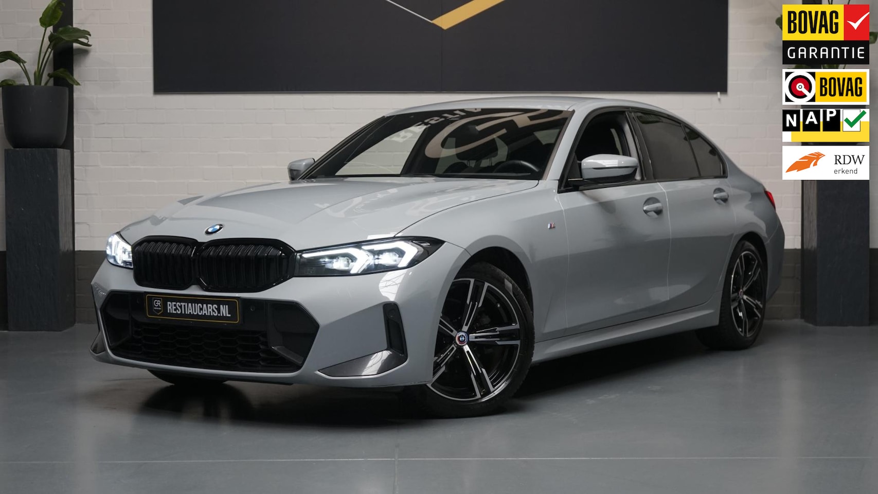 BMW 3-serie - 318i M-Sport AUTOMAAT-ALCANTARA-CARPLAY-CRUISE-DAB-LED-NAVIGATIE-SHADOW LINE - AutoWereld.nl