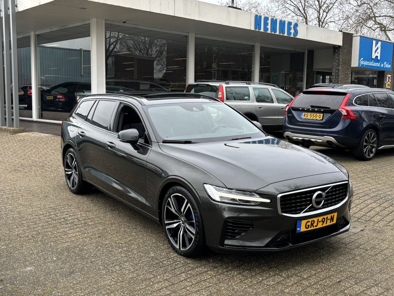 Volvo V60 - T8 AWD R-Design HeadUp MASSAGE Pano Keyless Harman Kardon - AutoWereld.nl