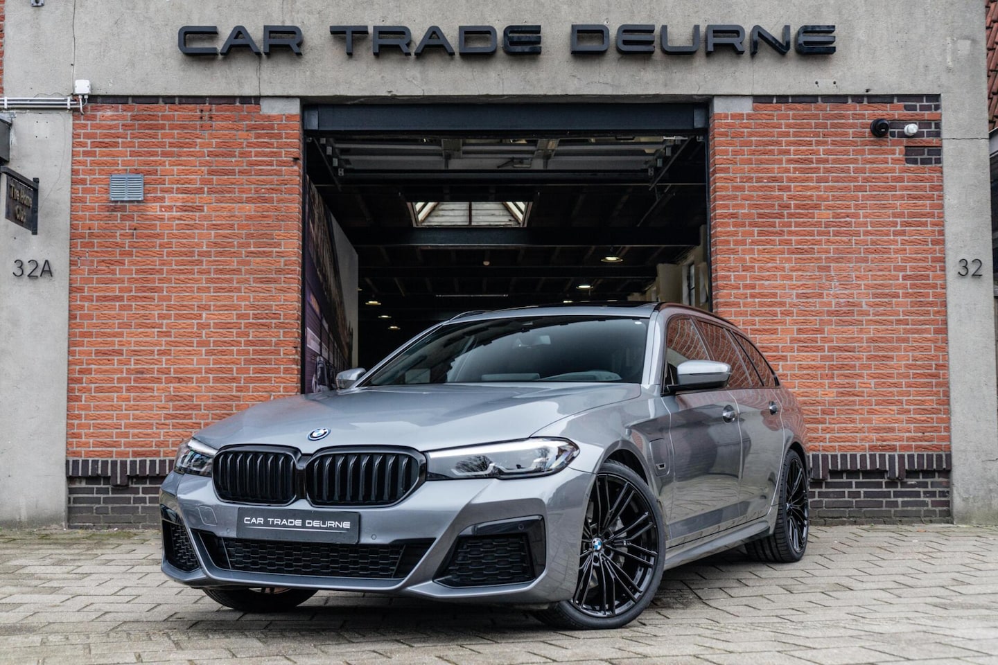 BMW 5-serie Touring - 530e M-Sport Pano / Camera / Trekhaak - AutoWereld.nl