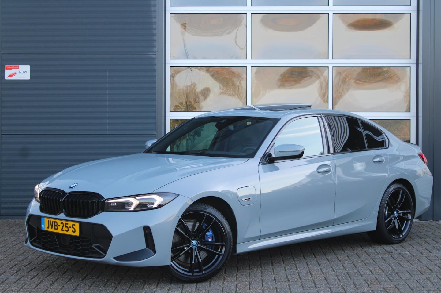 BMW 3-serie - 330e xDrive M-Sport Pro | Kuipstoelen | Pano | ACC | HUD | Memory - AutoWereld.nl