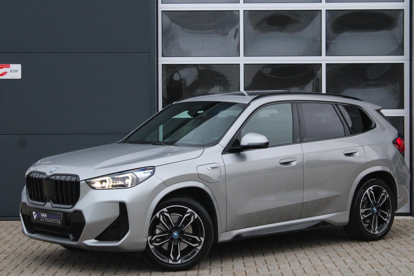 BMW X1 - XDrive30e M-Sport Shadow | Pano | ACC | Memory | Massage | HUD | HK | Elek. Trekhaak - AutoWereld.nl