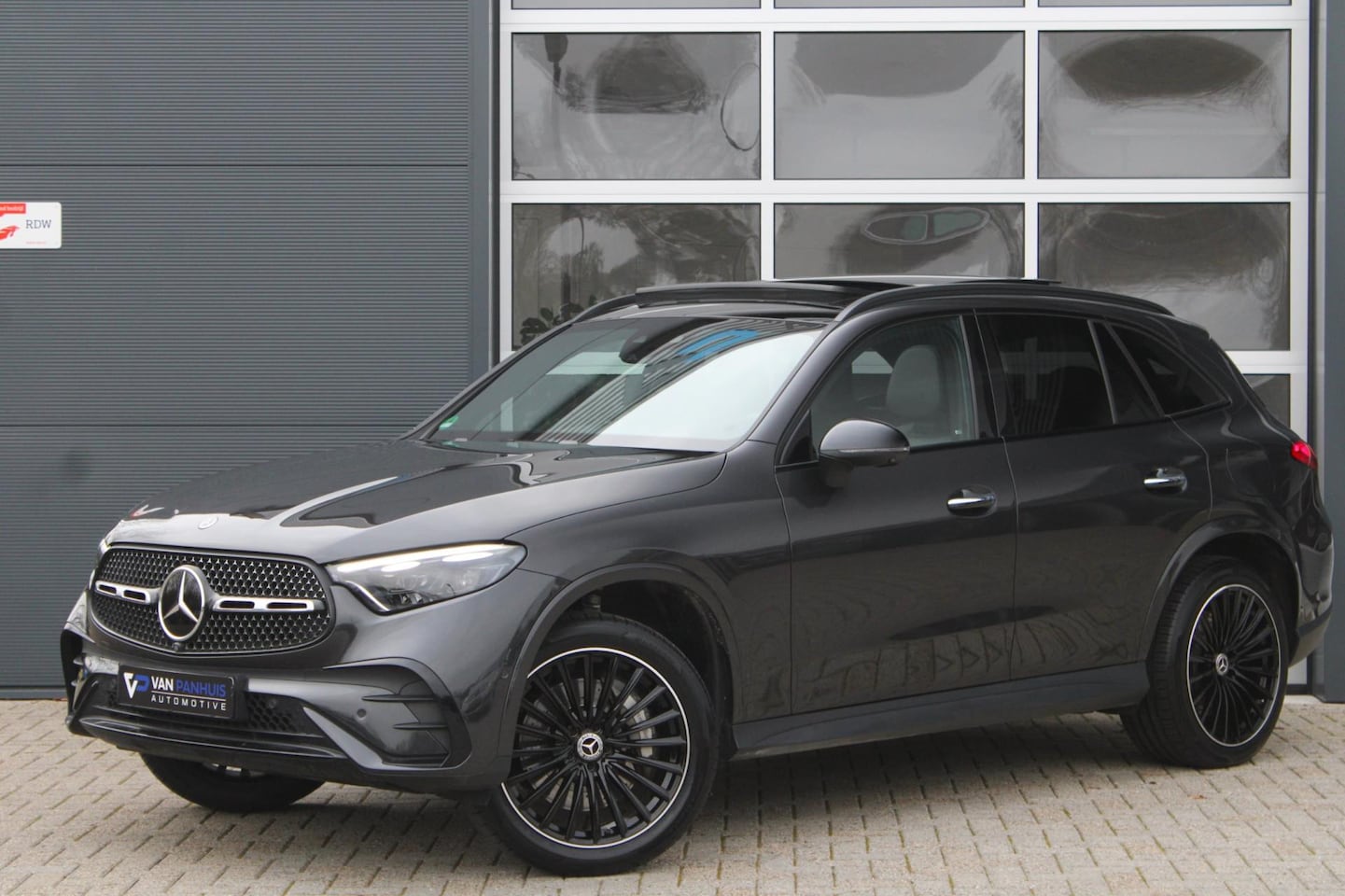 Mercedes-Benz GLC-klasse - 300e 4MATIC AMG Night | Pano | Memory | 360 | Luchtvering | ACC - AutoWereld.nl