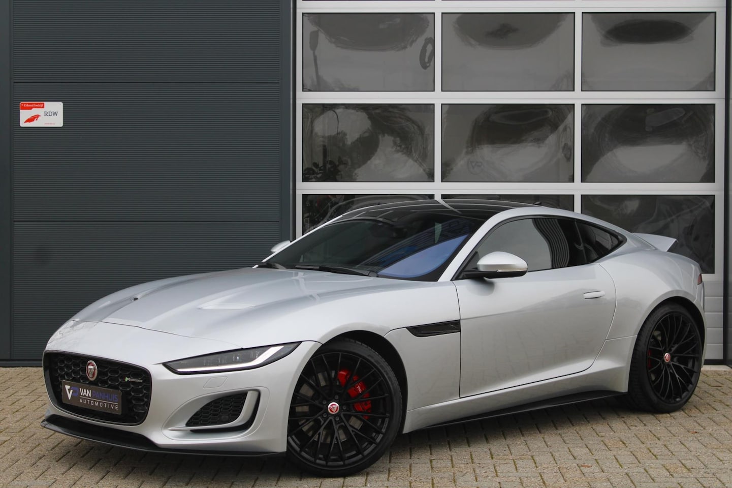Jaguar F-type - P300 RWD R-Dynamic | Pano | Sportuitlaat | Meridian | 20'' - AutoWereld.nl