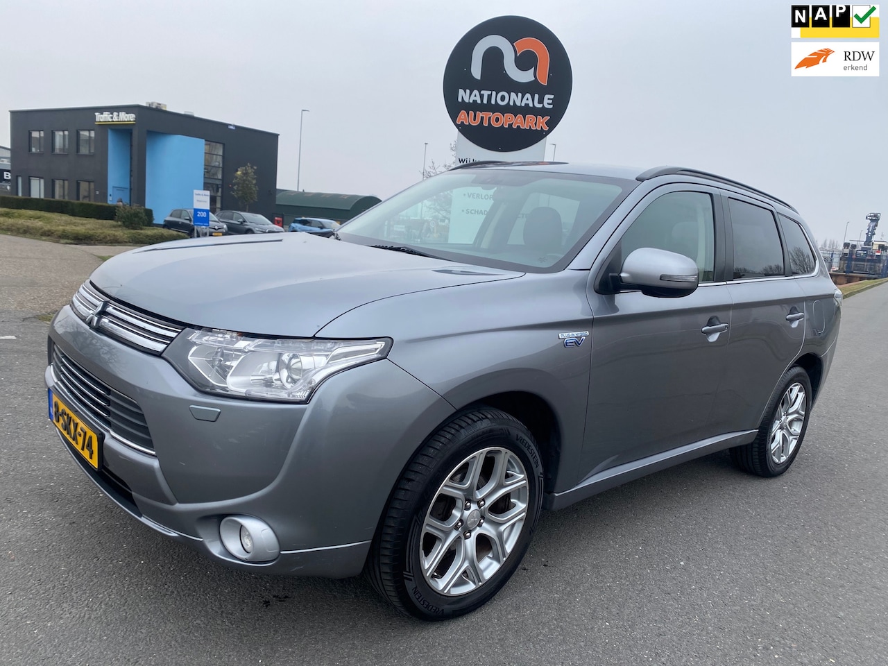 Mitsubishi Outlander - 2013 | 2.0 PHEV Intense + | AUTOMAAT | APK - AutoWereld.nl