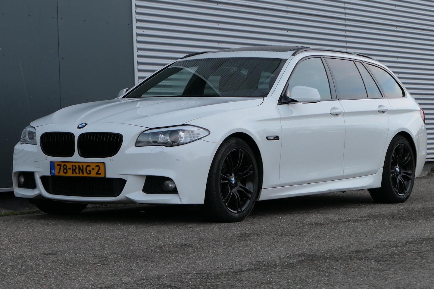 BMW 5-serie Touring - 523i High Exe M-sport Panodak NAP 6 cilinder Sportstoelen Leder - AutoWereld.nl