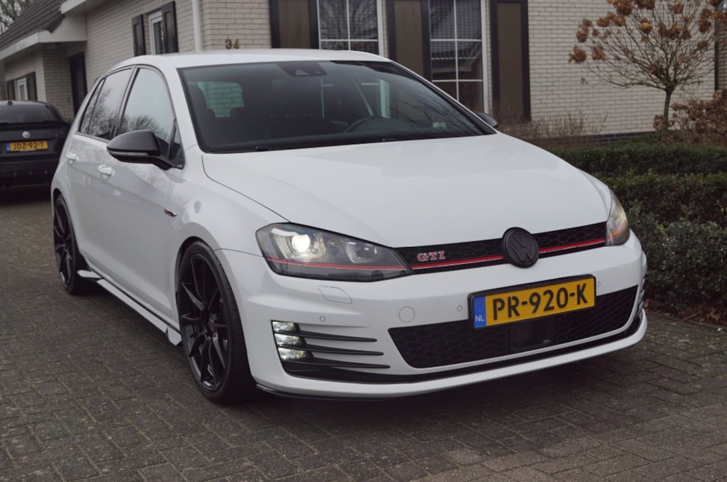 Volkswagen Golf - GTI Performance 2.0 TSI (300pk) DSG Custom uitlaat/ACC/Camera/Trekhaak/Keyless/19inch - AutoWereld.nl