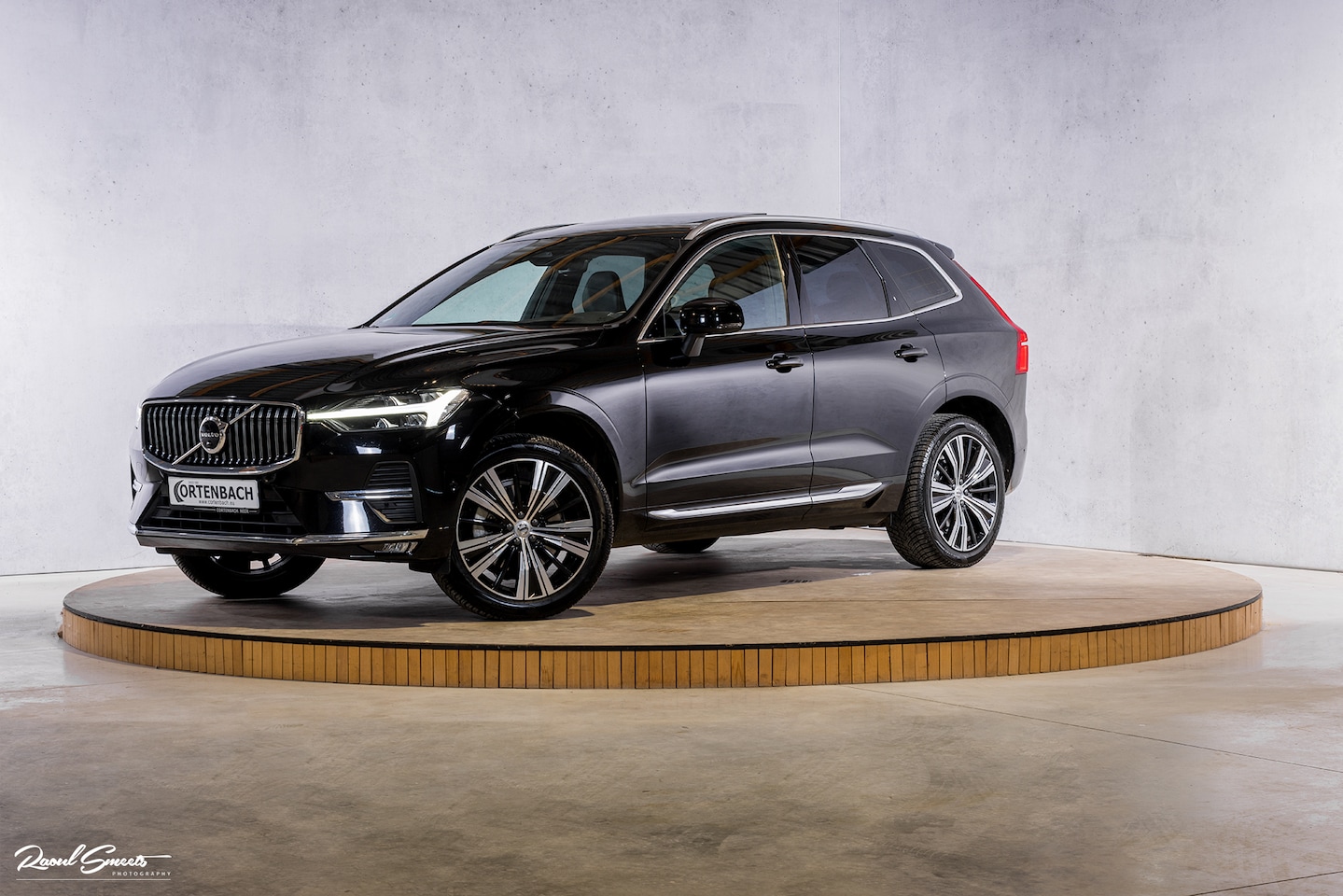 Volvo XC60 - B4 Ultimate Bright | Adaptieve cruise | Panorama dak | Zwenkbare trekhaak | Head-up | Blis - AutoWereld.nl