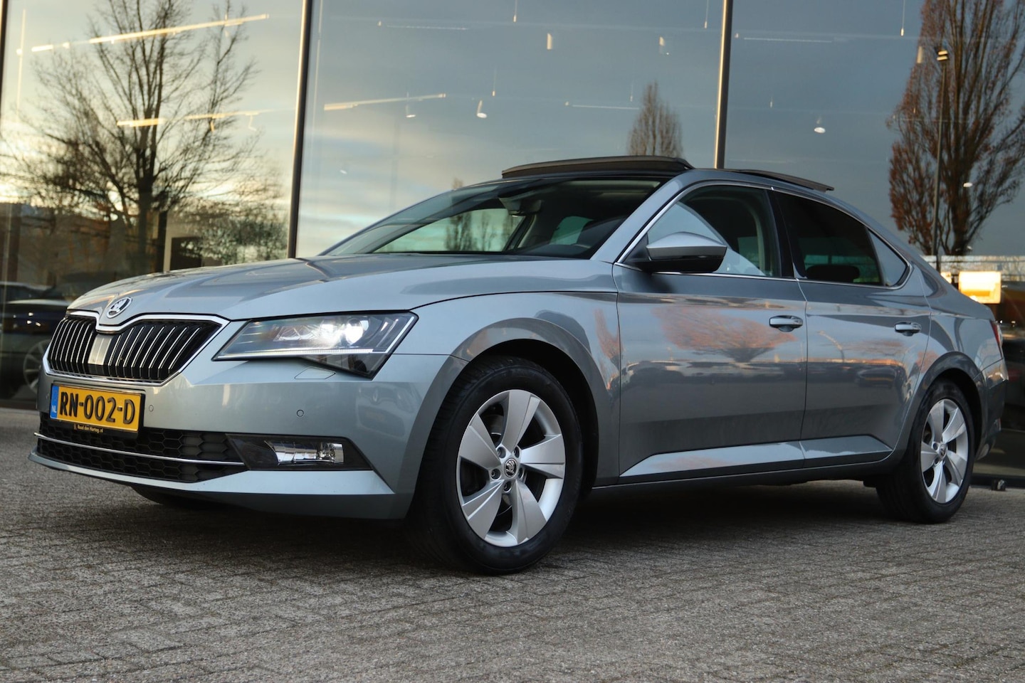 Skoda Superb - 1.6 TDI AMBITION BUSINESS | PANO | CARPLAY | XENON | TREKHAAK | CRUISE | PDC | - AutoWereld.nl