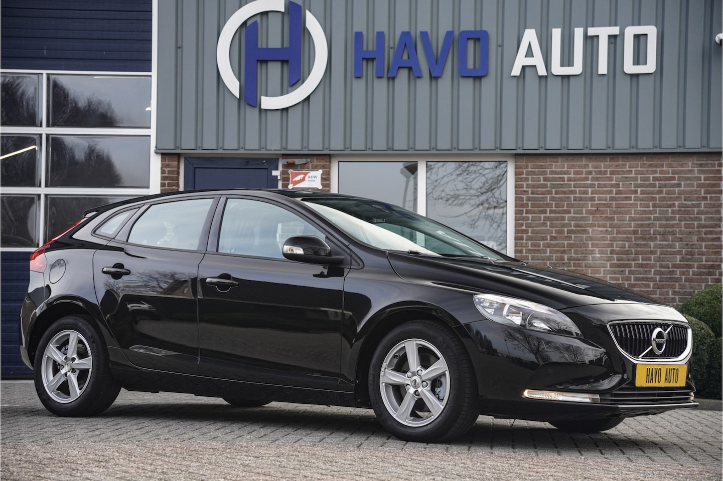 Volvo V40 - 2.0 T2 Momentum 2.0 T2 Momentum, TREKHAAK, STOELVERWARMING, NAVI - AutoWereld.nl