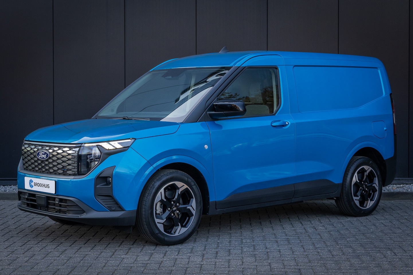Ford Transit Courier - E-Transit Limited 44 kWh DIRECT LEVERBAAR | Trekhaak | Adapt. Cruise | Dodehoek Detectie | - AutoWereld.nl