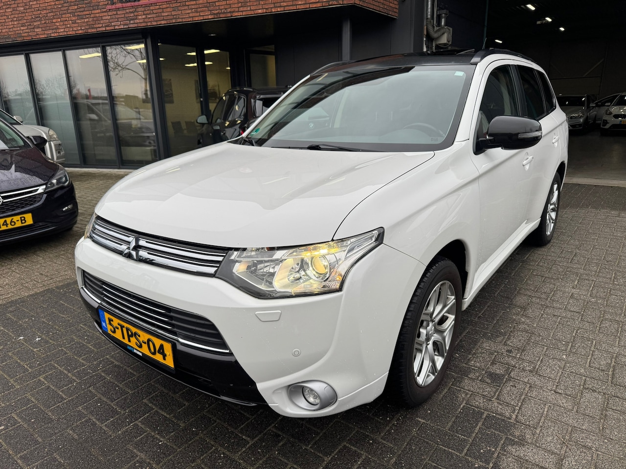 Mitsubishi Outlander - 2.0 PHEV Instyle+ ACC LEDER TREKHAAK SCHUIFDAK VOL - AutoWereld.nl