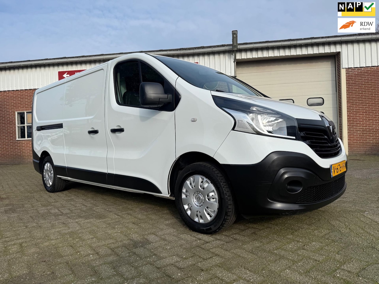 Renault Trafic - 1.6 dCi T29 L2H1 121PK Euro 6 airco cruise navi - AutoWereld.nl