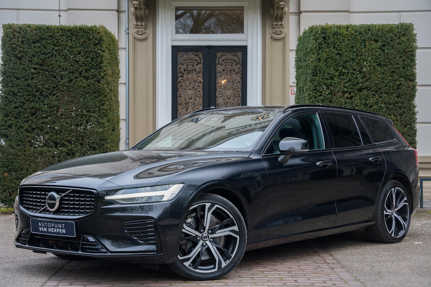 Volvo V60 - 2.0 T8 Plug-in hybrid AWD Plus Dark TREKHAAK | ADAPTIVE | H&K | MEMORY | CAMERA - AutoWereld.nl