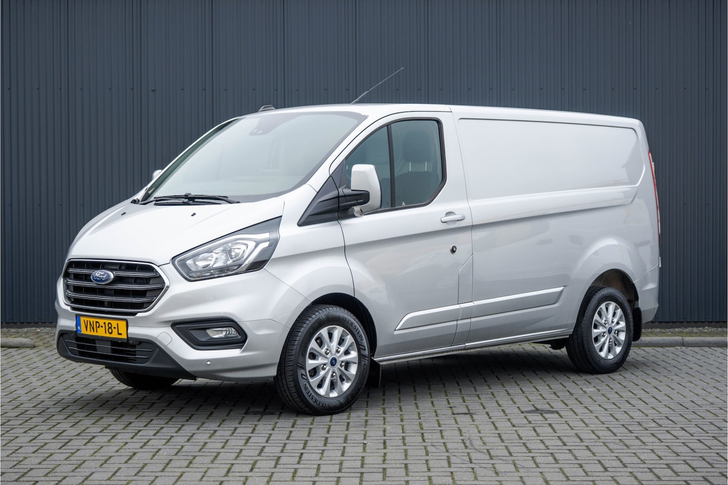 Ford Transit Custom - 2.0 TDCI L1H1 Limited | 130PK | Carplay | Camera | Trekhaak | Cruise | Airco - AutoWereld.nl