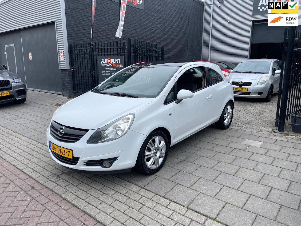 Opel Corsa - 1.4-16V Color Edition 2e Eigenaar! Airco NAP APK 1 Jaar - AutoWereld.nl