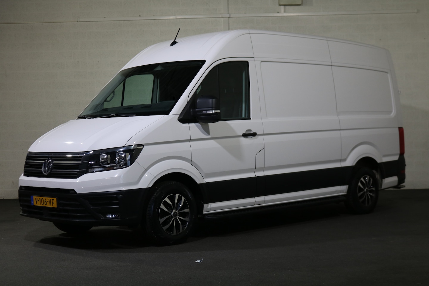 Volkswagen Crafter - 2.0 TDI 177pk L3 H3 Automaat Airco Navigatie Camera Trekhaak - AutoWereld.nl